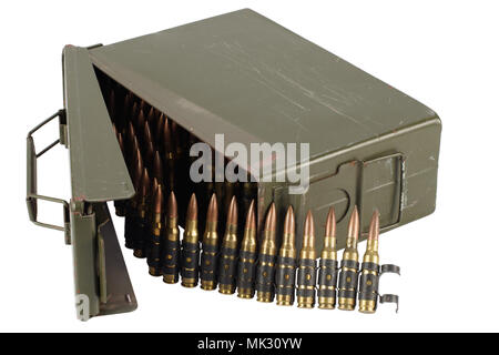 US-Armee Ammo Box mit Munition Riemen und Bajonett auf weißem Hintergrund Stockfoto