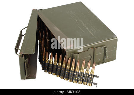 US-Armee Ammo Box mit Munition Riemen und Bajonett auf weißem Hintergrund Stockfoto