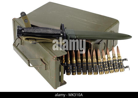 US-Armee Ammo Box mit Munition Riemen und Bajonett auf weißem Hintergrund Stockfoto