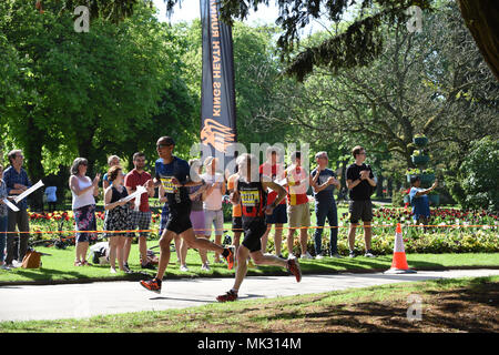 Läufer, die sich an der Simplyhealth große Birmingham 10 K laufen, wie sie durch die Cannon Hill Park, Edgbaston auf ihrem Weg zurück in die Innenstadt. Quelle: David Bagnall/Alamy leben Nachrichten Stockfoto