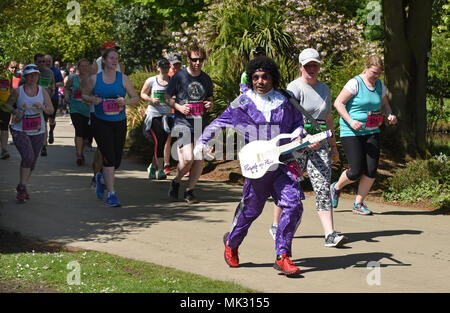 Läufer, die sich an der Simplyhealth große Birmingham 10 K laufen, wie sie durch die Cannon Hill Park, Edgbaston auf ihrem Weg zurück in die Innenstadt. Quelle: David Bagnall/Alamy leben Nachrichten Stockfoto