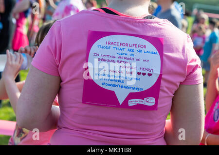 Warrington, UK, 6. Mai 2018. Frauen im Rennen um Leben zur Unterstützung der Krebsforschung im Victoria Park in Warrington, Cheshire, UK, trug ein Plakat an die Krankheit verloren zu erinnern. 06. Mai 2018 Credit: John Hopkins/Alamy leben Nachrichten Stockfoto