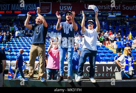 Cardiff, Wales, UK. 6. Mai 2018 Cardiff City Fans feiern den Aufstieg in die Englische Premier League am Sonntag an der Cardiff City Stadium. Sie zogen zu Lesen in einer goalless Spiel, aber Fulham verloren ihr Spiel bei Birmingham City, sichern die Drosseln in der Spitzengruppe des britischen Fußballs. Credit: Robert Melen/Alamy Leben Nachrichten. Credit: Robert Melen/Alamy leben Nachrichten Stockfoto