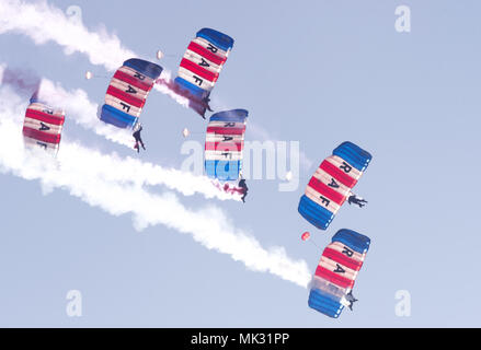 Für den ersten Auftritt der Saison der RAF Falken Fallschirm display Team, lieferte den matchball für ein WM-Finale Spiel, das von Newtown FC bewirtet wurde. Super klarer blauer Himmel für den Fallschirm. Das Match, das JD Welsh Cup war ein zwischen Aberystwyth Town und Connah's Quay Nomads Stockfoto