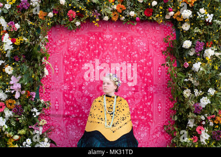 Madrid, Spanien. 6. Mai, 2018. Profil Portrait des 'Maya' Marina trägt eine Tiara aus Blumen, eine Manilla Schal und ein Perlen Halskette, sitzen auf ihren Altar von Blumen und Pflanzen umgeben. © Valentin Sama-Rojo/Alamy Leben Nachrichten. Stockfoto