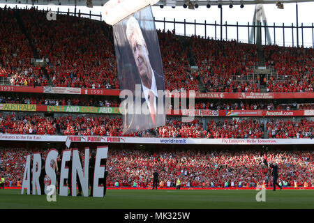 London, UK, 6. Mai 2018. Arsene Wenger Wellen auf Wiedersehen, nachdem Sie das Arsenal Manager für 22 Jahre, an der Englischen Premier League Spiel Arsenal v Burnley, Emirates Stadium, London, am 6. Mai 2018. ** Dieses BILD IST FÜR DIE REDAKTIONELLE VERWENDUNG ** Quelle: Paul Marriott/Alamy leben Nachrichten Stockfoto