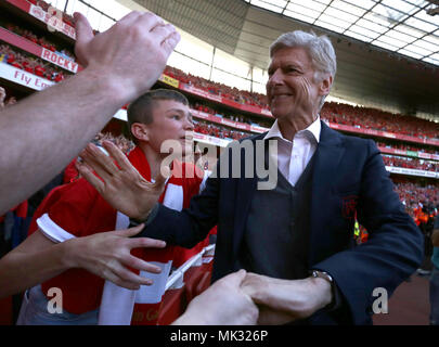 London, UK, 6. Mai 2018. Arsene Wenger sagt Danke an die Fans, nachdem das Arsenal Manager für 22 Jahre, an der Englischen Premier League Spiel Arsenal v Burnley, Emirates Stadium, London, am 6. Mai 2018. ** Dieses BILD IST FÜR DIE REDAKTIONELLE VERWENDUNG ** Quelle: Paul Marriott/Alamy leben Nachrichten Stockfoto