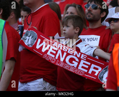 London, UK, 6. Mai 2018. Ein Ventilator mit Arsene Wenger Schal in der englischen Premier League Spiel Arsenal v Burnley, Emirates Stadium, London, am 6. Mai 2018. ** Dieses BILD IST FÜR DIE REDAKTIONELLE VERWENDUNG ** Quelle: Paul Marriott/Alamy leben Nachrichten Stockfoto