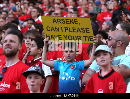 London, UK, 6. Mai 2018. Ein kleiner Junge mit einem Schild, Arsene Wenger für seine Krawatte, an der Englischen Premier League Spiel Arsenal v Burnley, Emirates Stadium, London, am 6. Mai 2018. ** Dieses BILD IST FÜR DIE REDAKTIONELLE VERWENDUNG ** Quelle: Paul Marriott/Alamy leben Nachrichten Stockfoto