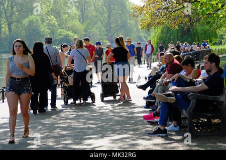 St. James Park, London, UK, 6. Mai, 2018. London Wetter. St. James Park ist voll von Menschen genießen die Sonne und die Wärme auf dieser Bank Holiday Wochenende. Credit: Judi Saunders/Alamy leben Nachrichten Stockfoto