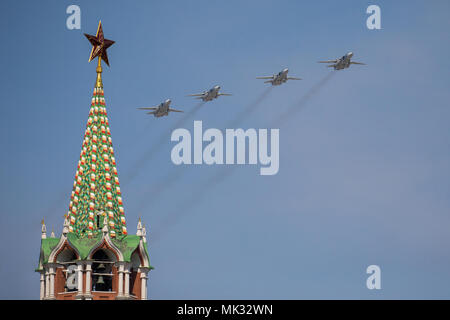 Moskau, Russland. 4. Mai, 2018. Russische Luftwaffe Suchoi Su-24 während der Probe auf den bevorstehenden Sieg Tag air show Kennzeichnung der 73. Jahrestag des Sieges über Nazi-Deutschland im Großen Vaterländischen Krieg 1941-45, der Ostfront des Zweiten Weltkriegs. Credit: Victor Vytolskiy/Alamy leben Nachrichten Stockfoto