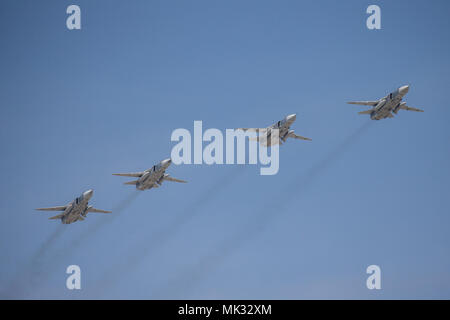 Moskau, Russland. 4. Mai, 2018. Russische Luftwaffe Suchoi Su-24 während der Probe auf den bevorstehenden Sieg Tag air show Kennzeichnung der 73. Jahrestag des Sieges über Nazi-Deutschland im Großen Vaterländischen Krieg 1941-45, der Ostfront des Zweiten Weltkriegs. Credit: Victor Vytolskiy/Alamy leben Nachrichten Stockfoto