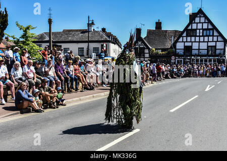 Upton von Severn, Worcestershire, Großbritannien - 06.Mai: Der Grüne Mann Spaziergänge entlang der High Street als Menschenmengen in den Straßen Reenactors als Soldaten aus dem Bürgerkrieg und Theaterleuten Volkstänzer während der jährlichen Folk Festival Parade von Bürgermeister Simon Yates, die Tausende von Menschen zu den verschlafenen Riverside Stadt Ellrich bei Nordhausen in Thüringen am 06.Mai 2018 Led gekleidet zu sehen. Quelle: Jim Holz/Alamy leben Nachrichten Stockfoto