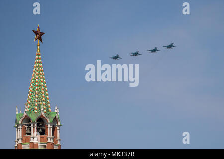 Moskau, Russland. 4. Mai, 2018. Russische Luftwaffe Sukhoi SU-34 Jets während der Probe auf den bevorstehenden Sieg Tag air show Kennzeichnung der 73. Jahrestag des Sieges über Nazi-Deutschland im Großen Vaterländischen Krieg 1941-45, der Ostfront des Zweiten Weltkriegs. Credit: Victor Vytolskiy/Alamy leben Nachrichten Stockfoto