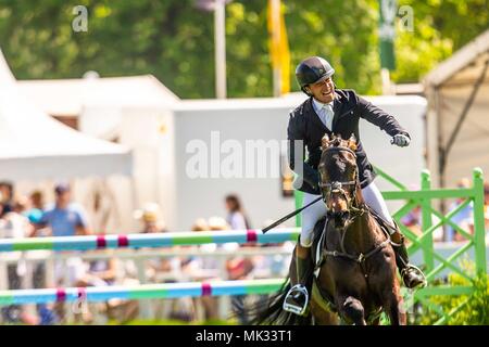 Gloucestershire, Vereinigtes Königreich. 6. Mai 2018. Springen. Tag 4. Mitsubishi Badminton Horse Trials. Badminton. UK. 06.05.2018. Credit: Sport in Bildern/Alamy leben Nachrichten Stockfoto