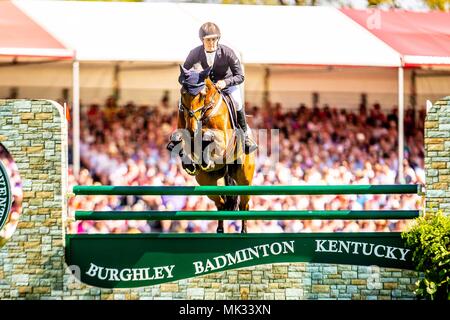 Gloucestershire, Vereinigtes Königreich. 6. Mai 2018. Springen. Tom McEwan. Toledo De Kerser. GBR. Tag 4. Mitsubishi Badminton Horse Trials. Badminton. UK. 06.05.2018. Credit: Sport in Bildern/Alamy leben Nachrichten Stockfoto