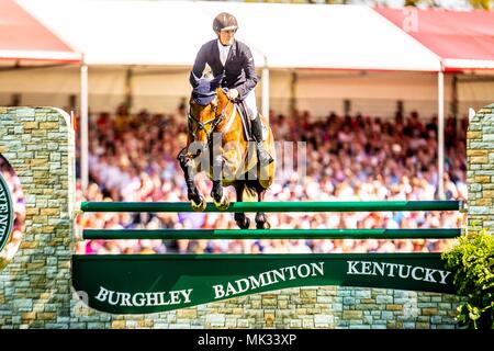 Gloucestershire, Vereinigtes Königreich. 6. Mai 2018. Springen. Tom McEwan. Toledo De Kerser. GBR. Tag 4. Mitsubishi Badminton Horse Trials. Badminton. UK. 06.05.2018. Credit: Sport in Bildern/Alamy leben Nachrichten Stockfoto