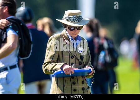 Gloucestershire, Vereinigtes Königreich. 6. Mai 2018. Springen. Tag 4. Steward. Offizielle. Mitsubishi Badminton Horse Trials. Badminton. UK. 06.05.2018. Credit: Sport in Bildern/Alamy leben Nachrichten Stockfoto