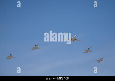 Moskau, Russland. 4. Mai, 2018. Russische Luftwaffe Tupolew Tu-160 strategische Bomber und eine Tupolew Tu-22 M3 Streik bomber Flugzeug fliegen in Formation während der Probe auf den bevorstehenden Sieg Tag air show Kennzeichnung der 73. Jahrestag des Sieges über Nazi-Deutschland im Großen Vaterländischen Krieg 1941-45, der Ostfront des Zweiten Weltkriegs. Credit: Victor Vytolskiy/Alamy leben Nachrichten Stockfoto