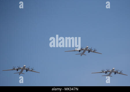 Moskau, Russland. 4. Mai, 2018. Russische Luftwaffe Tupolew Tu-95MS 4-engine Turboprop-angetriebene Strategischer Bomber und Raketen carrier fliegen in Formation während der Probe auf den bevorstehenden Sieg Tag air show Kennzeichnung der 73. Jahrestag des Sieges über Nazi-Deutschland im Großen Vaterländischen Krieg 1941-45, der Ostfront des Zweiten Weltkriegs. Credit: Victor Vytolskiy/Alamy leben Nachrichten Stockfoto