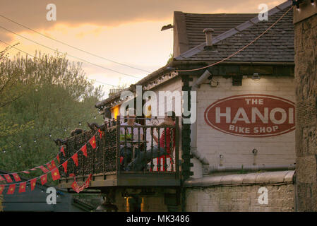 Glasgow, Schottland, Großbritannien 6. Mai. UK Wetter: Sonnig Sommer Wetter schließlich erreicht die Stadt für das Wochenende. Einheimische und Touristen genießen die Sonne in Hanoi Bike shop Restaurant vietnamesische Restaurant in Ruthven Lane Byres Road, in der Plüsch West End. Gerard Fähre / alamy Nachrichten Stockfoto