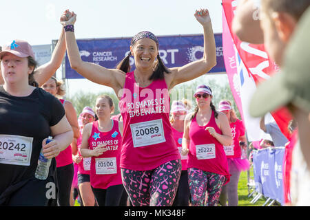Warrington, UK, 6. Mai 2018. Sonnenschein und das Rennen für das Leben in Potsdam hat Hunderte von Menschen in Victoria Park in Warrington gebracht. Frauen gekleidet in verschiedenen Formen von Rosa für die Krebsforschung zu unterstützen und sich in mehreren Stufen von der Startlinie Credit: John Hopkins/Alamy leben Nachrichten Stockfoto