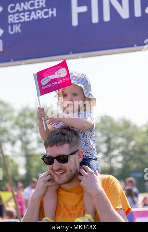 Warrington, UK, 6. Mai 2018. Sonnenschein und das Rennen für das Leben in Potsdam hat Hunderte von Menschen in Victoria Park in Warrington Kredit gebracht: John Hopkins/Alamy leben Nachrichten Stockfoto