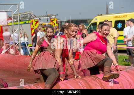Warrington, UK, 6. Mai 2018. Sonnenschein und das Rennen für das Leben in Potsdam hat Hunderte von Menschen in Victoria Park in WarringtonThe Rennen ist bekannt als die schlammigen Rennen und Konkurrenten am Ende in Schlamm an die Oberfläche Kredit abgedeckt: John Hopkins/Alamy leben Nachrichten Stockfoto