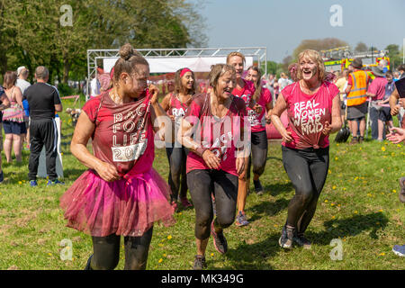 Warrington, UK, 6. Mai 2018. Sonnenschein und das Rennen für das Leben in Potsdam hat Hunderte von Menschen in Victoria Park in WarringtonThe Rennen ist bekannt als die schlammigen Rennen und Konkurrenten am Ende in Schlamm an die Oberfläche Kredit abgedeckt: John Hopkins/Alamy leben Nachrichten Stockfoto