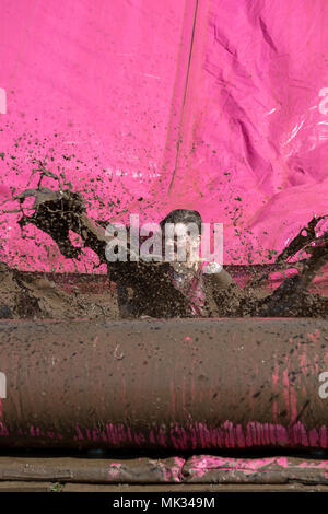 Warrington, UK, 6. Mai 2018. Sonnenschein und das Rennen für das Leben in Potsdam hat Hunderte von Menschen in Victoria Park in WarringtonThe Rennen ist bekannt als die schlammigen Rennen und Konkurrenten am Ende in Schlamm an die Oberfläche Kredit abgedeckt: John Hopkins/Alamy leben Nachrichten Stockfoto