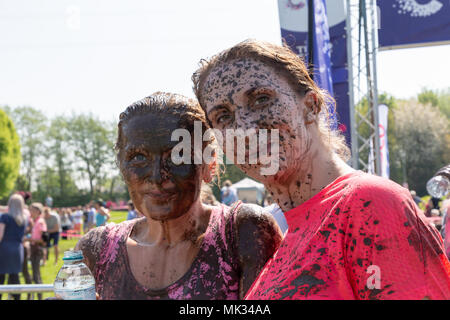 Warrington, UK, 6. Mai 2018. Sonnenschein und das Rennen für das Leben in Potsdam hat Hunderte von Menschen in Victoria Park in WarringtonThe Rennen ist bekannt als die schlammigen Rennen und Wettbewerbern bis Ende im Schlamm am Ende Kredit abgedeckt: John Hopkins/Alamy leben Nachrichten Stockfoto