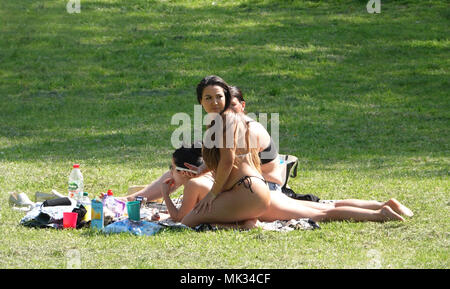 Fulham, London, UK. 6. Mai, 2018 Londoner nehmen in der Sonne über eine ungewöhnlich heiß Feiertag in Aal Brook Park aus der King's Road in Fulham, London SW 6 Credit: Motofoto/Alamy leben Nachrichten Stockfoto