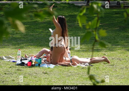 Fulham, London, UK. 6. Mai, 2018 Londoner nehmen in der Sonne über eine ungewöhnlich heiß Feiertag in Aal Brook Park aus der King's Road in Fulham, London SW 6 Credit: Motofoto/Alamy leben Nachrichten Stockfoto