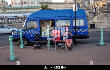 Brighton UK 6. Mai 2018 - Auf den Abend geparkt als Besucher die letzten der Sonne am Strand von Brighton nach einem heissen Tag an der Südküste mit dem guten Wetter über den Feiertag in ganz Großbritannien: Simon Dack/Alamy Leben Nachrichten weiter zu machen Stockfoto
