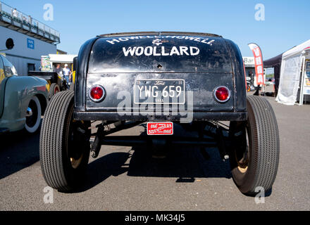 Santa Pod Raceway, Northamptonshire, Großbritannien. Mai 06,2018. Mitglieder der Vintage Hot Rod Association (VHRA) Rennen ziehen ihre vor 1949 American Hot Rods, die 1/4 Meile Drag Strip in Santa Pod. © Matthew Richardson/Alamy leben Nachrichten Stockfoto