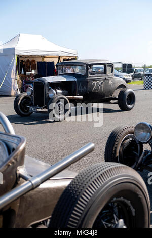 Santa Pod Raceway, Northamptonshire, Großbritannien. Mai 06,2018. Mitglieder der Vintage Hot Rod Association (VHRA) Rennen ziehen ihre vor 1949 American Hot Rods, die 1/4 Meile Drag Strip in Santa Pod. © Matthew Richardson/Alamy leben Nachrichten Stockfoto