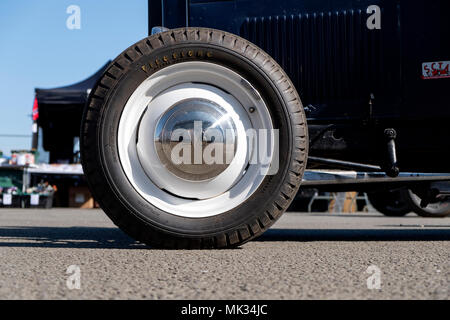 Santa Pod Raceway, Northamptonshire, Großbritannien. Mai 06,2018. Mitglieder der Vintage Hot Rod Association (VHRA) Rennen ziehen ihre vor 1949 American Hot Rods, die 1/4 Meile Drag Strip in Santa Pod. © Matthew Richardson/Alamy leben Nachrichten Stockfoto