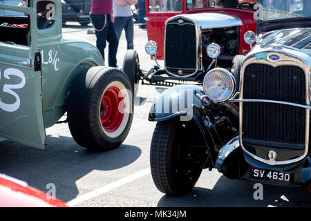 Santa Pod Raceway, Northamptonshire, Großbritannien. Mai 06,2018. Mitglieder der Vintage Hot Rod Association (VHRA) Rennen ziehen ihre vor 1949 American Hot Rods, die 1/4 Meile Drag Strip in Santa Pod. © Matthew Richardson/Alamy leben Nachrichten Stockfoto