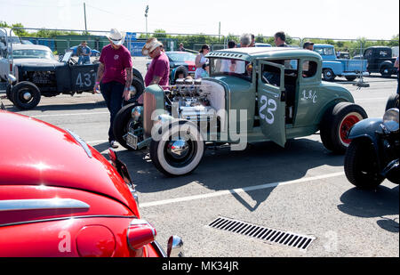 Santa Pod Raceway, Northamptonshire, Großbritannien. Mai 06,2018. Mitglieder der Vintage Hot Rod Association (VHRA) Rennen ziehen ihre vor 1949 American Hot Rods, die 1/4 Meile Drag Strip in Santa Pod. © Matthew Richardson/Alamy leben Nachrichten Stockfoto