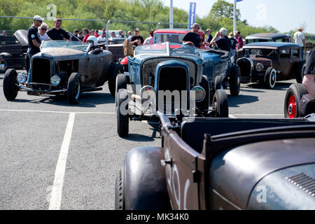Santa Pod Raceway, Northamptonshire, Großbritannien. Mai 06,2018. Mitglieder der Vintage Hot Rod Association (VHRA) Rennen ziehen ihre vor 1949 American Hot Rods, die 1/4 Meile Drag Strip in Santa Pod. © Matthew Richardson/Alamy leben Nachrichten Stockfoto