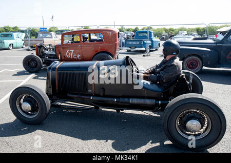 Santa Pod Raceway, Northamptonshire, Großbritannien. Mai 06,2018. Mitglieder der Vintage Hot Rod Association (VHRA) Rennen ziehen ihre vor 1949 American Hot Rods, die 1/4 Meile Drag Strip in Santa Pod. © Matthew Richardson/Alamy leben Nachrichten Stockfoto