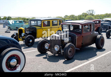 Santa Pod Raceway, Northamptonshire, Großbritannien. Mai 06,2018. Mitglieder der Vintage Hot Rod Association (VHRA) Rennen ziehen ihre vor 1949 American Hot Rods, die 1/4 Meile Drag Strip in Santa Pod. © Matthew Richardson/Alamy leben Nachrichten Stockfoto