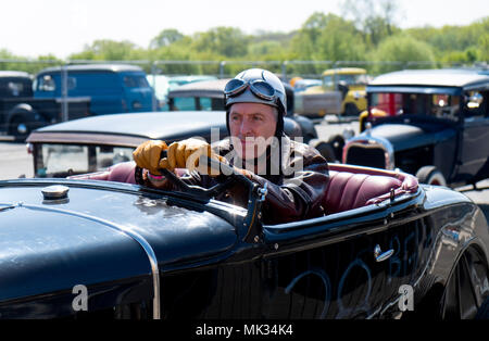 Santa Pod Raceway, Northamptonshire, Großbritannien. Mai 06,2018. Mitglieder der Vintage Hot Rod Association (VHRA) Rennen ziehen ihre vor 1949 American Hot Rods, die 1/4 Meile Drag Strip in Santa Pod. © Matthew Richardson/Alamy leben Nachrichten Stockfoto