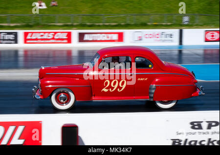 Santa Pod Raceway, Northamptonshire, Großbritannien. Mai 06,2018. Mitglieder der Vintage Hot Rod Association (VHRA) Rennen ziehen ihre vor 1949 American Hot Rods, die 1/4 Meile Drag Strip in Santa Pod. © Matthew Richardson/Alamy leben Nachrichten Stockfoto