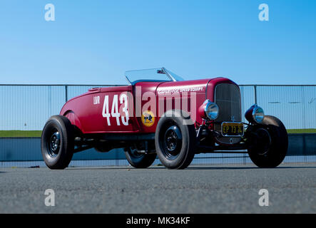 Santa Pod Raceway, Northamptonshire, Großbritannien. Mai 06,2018. Mitglieder der Vintage Hot Rod Association (VHRA) Rennen ziehen ihre vor 1949 American Hot Rods, die 1/4 Meile Drag Strip in Santa Pod. © Matthew Richardson/Alamy leben Nachrichten Stockfoto