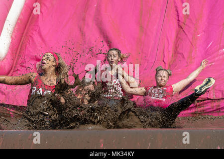 Warrington, UK, 6. Mai 2018. Sonnenschein und das Rennen für das Leben in Potsdam hat Hunderte von Menschen in Victoria Park in WarringtonThe Rennen ist bekannt als die schlammigen Rennen und Konkurrenten am Ende in Schlamm an die Oberfläche Kredit abgedeckt: John Hopkins/Alamy leben Nachrichten Stockfoto