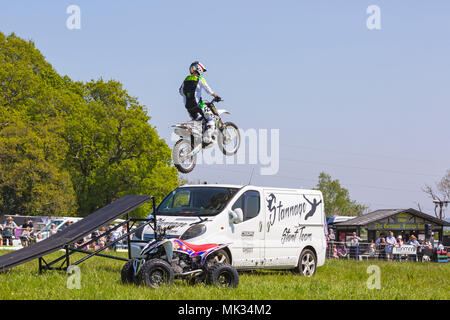 Netley Marsh, Hampshire, UK. 6. Mai 2018. Den ersten Tag der zweitägigen Veranstaltung, Hampshire Spiel&Country Messe zieht die Massen. Stannage Internationale Stunt Display Team begeistern die Massen. Stockfoto