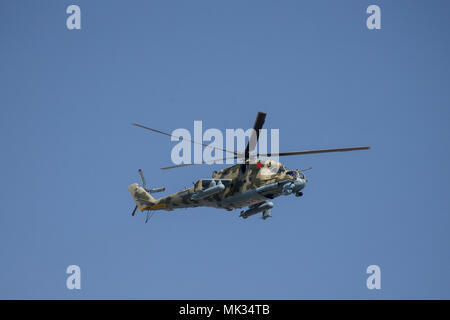 Moskau, Russland. 4. Mai, 2018. Russische Luftwaffe Mil Mi-24 P Kampfhubschrauber fliegen in Formation während der Probe auf den bevorstehenden Sieg Tag air show Kennzeichnung der 73. Jahrestag des Sieges über Nazi-Deutschland im Großen Vaterländischen Krieg 1941-45, der Ostfront des Zweiten Weltkriegs. Credit: Victor Vytolskiy/Alamy leben Nachrichten Stockfoto
