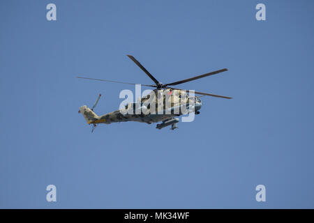 Moskau, Russland. 4. Mai, 2018. Russische Luftwaffe Mil Mi-24 P Kampfhubschrauber fliegen in Formation während der Probe auf den bevorstehenden Sieg Tag air show Kennzeichnung der 73. Jahrestag des Sieges über Nazi-Deutschland im Großen Vaterländischen Krieg 1941-45, der Ostfront des Zweiten Weltkriegs. Credit: Victor Vytolskiy/Alamy leben Nachrichten Stockfoto