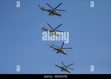 Moskau, Russland. 4. Mai, 2018. Russische Luftwaffe Mil Mi-24 P Kampfhubschrauber fliegen in Formation während der Probe auf den bevorstehenden Sieg Tag air show Kennzeichnung der 73. Jahrestag des Sieges über Nazi-Deutschland im Großen Vaterländischen Krieg 1941-45, der Ostfront des Zweiten Weltkriegs. Credit: Victor Vytolskiy/Alamy leben Nachrichten Stockfoto